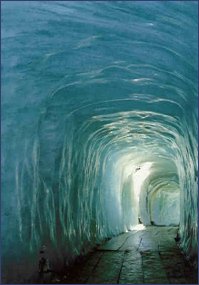 Grota lodowa wewntrz lodowca Aletsch